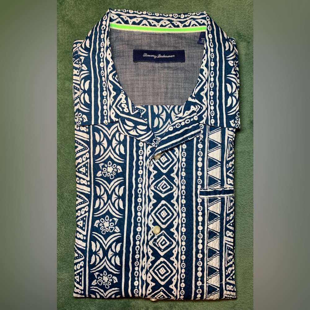 Tommy Bahama Totem Pole design, cotton/spandex blend, s/s shirt. Size L (4312)